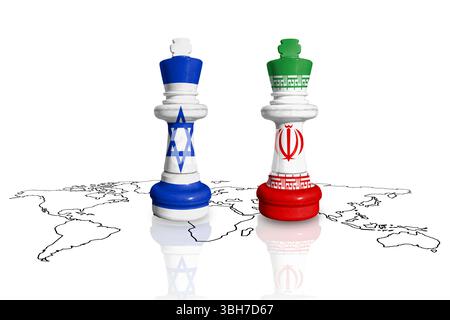 Scacchi fatti da bandiere di Israele e Iran su una mappa del mondo Foto Stock