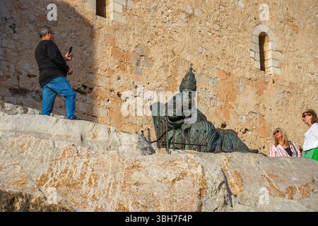 Statua alle mura della vecchia città spagnola di Peñíscola, Peníscola, Costa del Azahar, provincia di Castellón, Comunità valenciana, Spagna Foto Stock