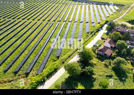 Vista aerea del villaggio vicino alla centrale solare. Foto Stock