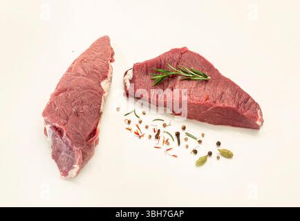 Tagli di vitello crudo fresco su sfondo bianco. Foto Stock