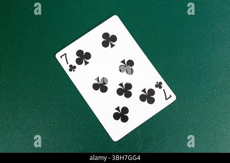 Sette di club che giocano a carte su Green Poker Table. Vista dall'alto. Foto Stock