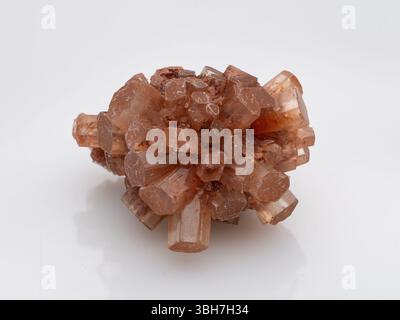 Questa splendida immagine mostra un bellissimo gruppo di cristalli di aragonite con minerali color marrone pesca con una struttura geologica grezza, ideale per la produzione di minerali Foto Stock