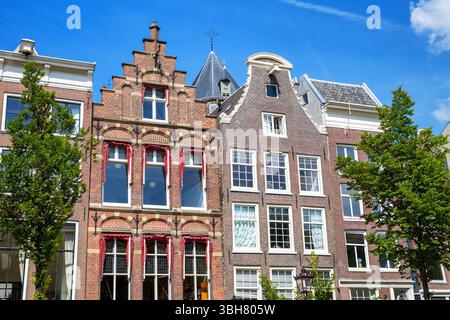 Case mercantili della vecchia Amsterdam, che mostrano l'architettura individuale a timpano. Gli alti edifici fiancheggiano i canali e sono stati utilizzati per il commercio. Molti d Foto Stock