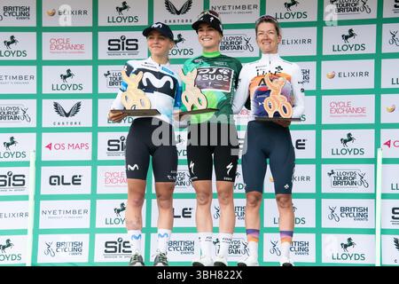 Glasgow, Scozia, Regno Unito. 8 giugno 2025. Tour of Britain Women Stage 4, circuito di Glasgow, WOLLASTON Ally FDJ - SUEZ, 2° classificato FERGUSON Cat Movistar Team e 3° SWINKELS Karlijn UAE Team ADQ sul podio a fine gara. Crediti: Peter Goding/Alamy Live News Foto Stock