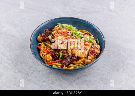 Katsu di pollo croccante su Udon fritto con verdure Foto Stock