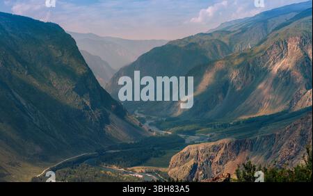 Panorama della valle di Chulyshman, dei monti Altai, del distretto di Ulagansky, della Repubblica di Altai, Russia Foto Stock