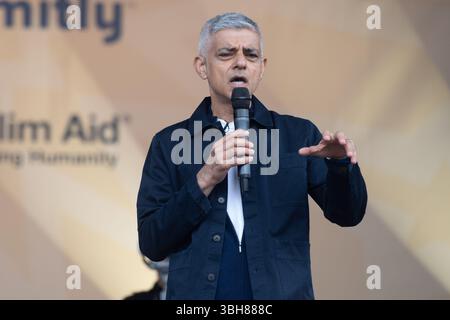 Londra, Regno Unito. 8 giugno 2025. Nella foto: Il sindaco di Londra Sadiq Khan parla alle celebrazioni di Eid all'Eid in the Square. Credito: Justin ng/Alamy Live News Foto Stock