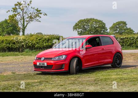 2016 Tornado Red Volkswagen Golf GTI Performance Pack Auto Start/Stop Car Hatchback benzina 1984 cc; Wheels Up North, evento cultura automobilistica, Classico modificato, evento auto e supercar 2025, Longridge, Inghilterra, Regno Unito Foto Stock