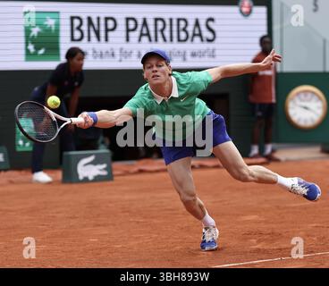 Parigi, Francia. 8 giugno 2025. Jannik Sinner ritorna un tiro durante la finale maschile di singolare tra Jannik Sinner dell'Italia e Carlos Alcaraz della Spagna al torneo di tennis Open di Francia a Roland Garros, Parigi, Francia, 8 giugno 2025. Crediti: Li Jing/Xinhua/Alamy Live News Foto Stock