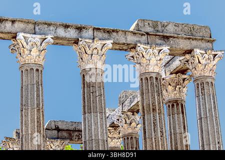 Evora, Portogallo, 26 maggio 2022: Il centro storico di Évora è ben conservato e mostra influenze romane, moresche e medievali. Foto Stock