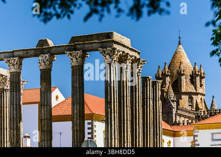 Evora, Portogallo, 26 maggio 2022: Il centro storico di Évora è ben conservato e mostra influenze romane, moresche e medievali. Foto Stock