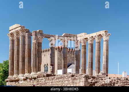 Evora, Portogallo, 26 maggio 2022: Il centro storico di Évora è ben conservato e mostra influenze romane, moresche e medievali. Foto Stock