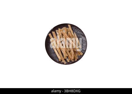 Cibo, spuntini o jerky a base di pesce salato disidratato secco con spezie. Spuntini, pesce, bastoncini di birra secca Foto Stock