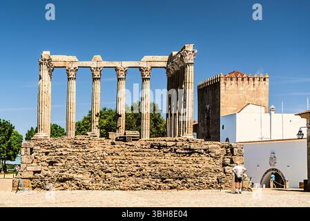 Evora, Portogallo, 26 maggio 2022: Il centro storico di Évora è ben conservato e mostra influenze romane, moresche e medievali. Foto Stock