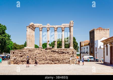 Evora, Portogallo, 26 maggio 2022: Il centro storico di Évora è ben conservato e mostra influenze romane, moresche e medievali. Foto Stock