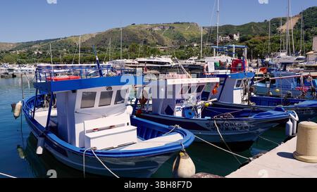 TROPEA, ITALIA - 02 GIUGNO 2025 - alcuni pescherecci ormeggiati nel porto di Tropea, Calabria, una meta turistica molto apprezzata nel sud Italia Foto Stock