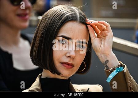 Parigi, Francia. 8 giugno 2025. Lily COLLINS durante la quindicesima giornata del Roland-Garros 2025, Open di Francia, torneo di tennis del grande Slam l'8 giugno 2025 allo stadio Roland-Garros di Parigi, Francia - Photo Matthieu Mirville/DPPI Credit: DPPI Media/Alamy Live News Foto Stock