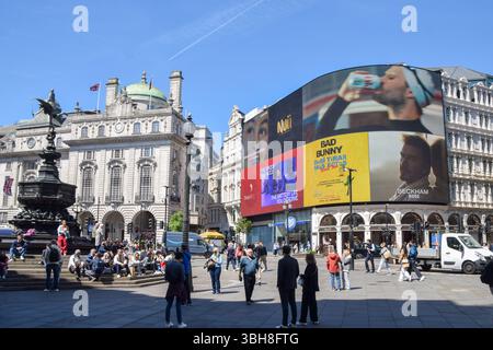 Londra, Regno Unito. 9 maggio 2025. La gente cammina a Piccadilly Circus. Credito: Vuk Valcic/Alamy Foto Stock