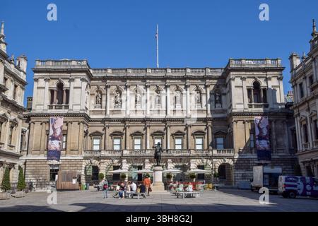 Londra, Regno Unito. 14 maggio 2025. Vista esterna della Royal Academy of Arts. Credito: Vuk Valcic/Alamy Foto Stock