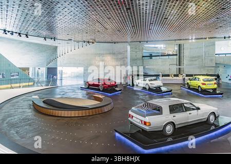 Mercedes-Benz Auto 2000 dal 1981: Il Museo Mercedes-Benz di Stoccarda presenta un viaggio attraverso la storia automobilistica della società globale. Foto Stock