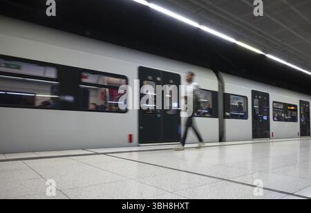Ingresso sotterraneo S-Bahn, treno, Generation 2025, piattaforma, fermata, stazione Stadtmitte, trasporti pubblici, effetto di movimento, passeggeri, viaggiatori, VVS, Foto Stock