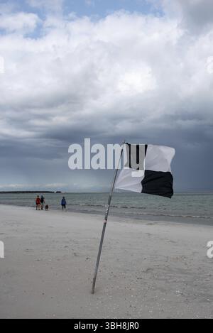 Nuvole di pioggia scura si radunano sul Mar Baltico, Prerow, Meclemburgo-Pomerania settentrionale, Germania, Europa Foto Stock