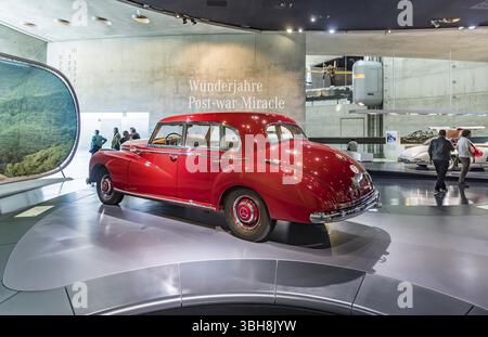 Mercedes-Benz 300 dal 1952: Il Museo Mercedes-Benz di Stoccarda presenta un viaggio attraverso la storia automobilistica della società globale. Il ciao Foto Stock