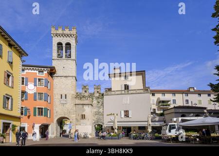 Porta di San Michele, porta cittadina, Piazza Cavour, Riva del Garda, Lago di Garda, Trentino, Italia, Europa Foto Stock