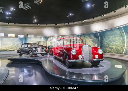 Mercedes-Benz 300 dal 1952: Il Museo Mercedes-Benz di Stoccarda presenta un viaggio attraverso la storia automobilistica della società globale. Il ciao Foto Stock