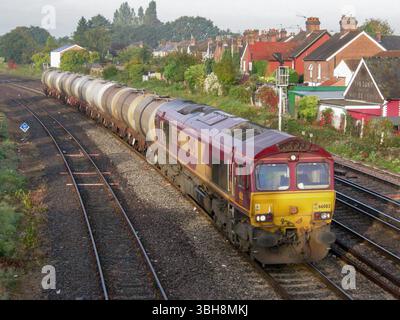 Treno merci con locomotiva di classe 66 in Inghilterra Foto Stock