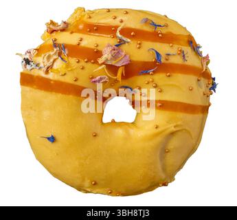 Ciambella colorata con piccoli fiori mangiabili isolati su sfondo bianco. Vista dall'alto. Foto Stock