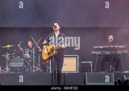 Musikfestival Rock im Park, Frank Turner & the Sleeping Souls, Nürnberg 08.06.2025 Frank Turner & The Sleeping Souls treten auf der Pandora Stage beim Musikfestival Rock im Park 2025 auf. Der britische Singer-Songwriter und Seine Band präsentieren eine mitreißende Mischung aus Folk-Rock und Punk vor einem engagierten Publikum. Die Aufnahme zeigt den charismatischen Frontmann Frank Turner mit Gitarre in der Hand, begleitet von seiner eingespielten Liveband. Nürnberg Bayern Deutschland *** Festival musicale Rock im Park, Frank Turner The Sleepin, Norimberga 08 06 2025 Frank Turner The Sleepin Foto Stock
