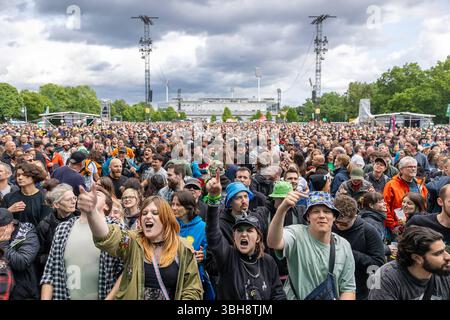 Musikfestival Rock im Park, Frank Turner & the Sleeping Souls, Nürnberg 08.06.2025 Frank Turner & The Sleeping Souls treten auf der Pandora Stage beim Musikfestival Rock im Park 2025 auf. Der britische Singer-Songwriter und Seine Band präsentieren eine mitreißende Mischung aus Folk-Rock und Punk vor einem engagierten Publikum. Die Aufnahme zeigt den charismatischen Frontmann Frank Turner mit Gitarre in der Hand, begleitet von seiner eingespielten Liveband. Nürnberg Bayern Deutschland *** Festival musicale Rock im Park, Frank Turner The Sleepin, Norimberga 08 06 2025 Frank Turner The Sleepin Foto Stock