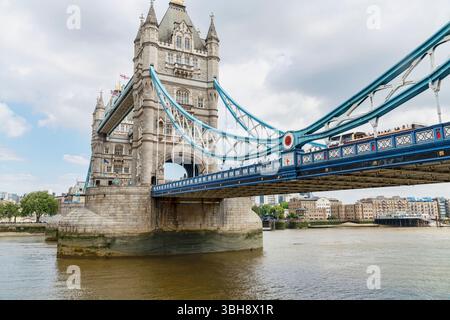 Londra, Inghilterra, Regno Unito - 3 maggio 2025: Pedoni e traffico sull'iconico Tower Bridge di Londra, che attraversa il Tamigi. Foto Stock