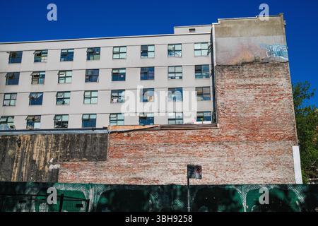 Un nuovo appartamento accanto ad un vecchio muro di mattoni a vista a Gastown, Vancouver, BC. Foto Stock