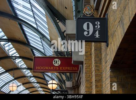 Il binario 9 e 3 quarti di Hogwarts Express all'interno della stazione ferroviaria di Kings Cross nel Wizarding World of Harry Potter, Universal Studios Amusement pa Foto Stock