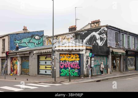 Angolo tra Rue Voltaire e Rue des Rosiers con graffiti murali e persiane chiuse a Marché aux puces a Saint-Ouen-sur-Seine, Francia Foto Stock