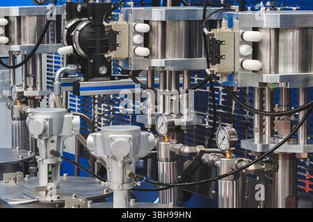 macchina con molte parti e molti calibri. I manometri sono di dimensioni diverse e sono tutti collegati alla macchina Foto Stock