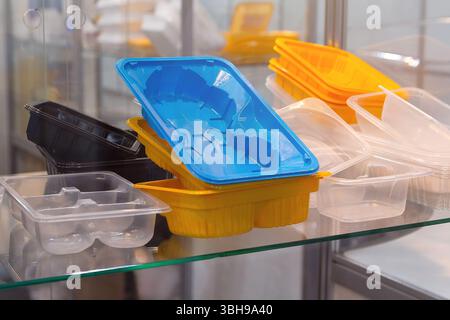 Vassoi di plastica in vetrina. Industria Foto Stock
