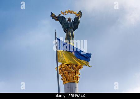 Monumento all'indipendenza e bandiera ucraina a Kiev. Ucraina Foto Stock
