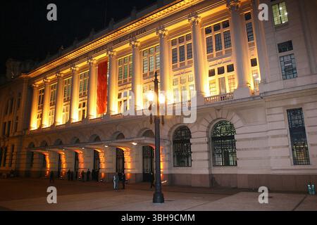 San Paolo, Brasile, 4 maggio 2005. Architettura classica esterna della sala Sao Paulo e della stazione Julio Prestes, di notte nel centro di Sao Paulo Brazi Foto Stock