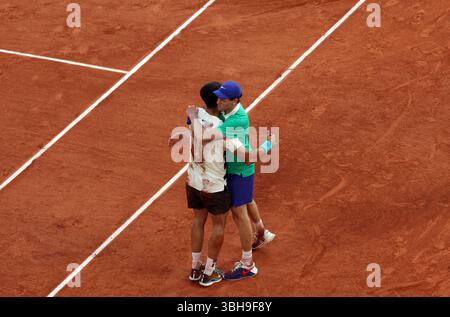 Parigi, Francia. 8 giugno 2025. La seconda testa di serie Carlos Alcaraz di Spagna e la prima testa di serie Jannik Sinner d'Italia abbracciano al termine delle finali maschili del Campionato Open di tennis francese al Roland-Garros di Parigi domenica 8 giugno 2025. Alcaraz ha vinto l'Open in quasi cinque ore e mezza, la finale maschile più lunga della storia di Parigi. Foto di Maya Vidon-White/UPI credito: UPI/Alamy Live News Foto Stock