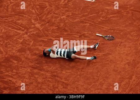 Parigi, Francia. 8 giugno 2025. Carlos Alcaraz di seconda testa di serie dello spagnolo crolla sul campo dopo aver vinto contro Jannik Sinner d'Italia nelle finali maschili del Campionato francese Open di tennis al Roland-Garros di Parigi domenica 8 giugno 2025. Alcaraz ha vinto l'Open in quasi cinque ore e mezza, la finale maschile più lunga della storia di Parigi. Foto di Maya Vidon-White/UPI credito: UPI/Alamy Live News Foto Stock