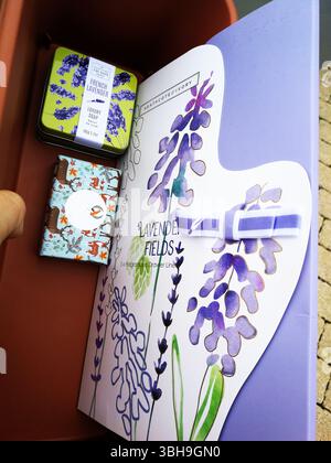 Fodere per cassetti profumati alla lavanda e saponi di lusso in confezioni decorative. Snowhill, Regno Unito Foto Stock
