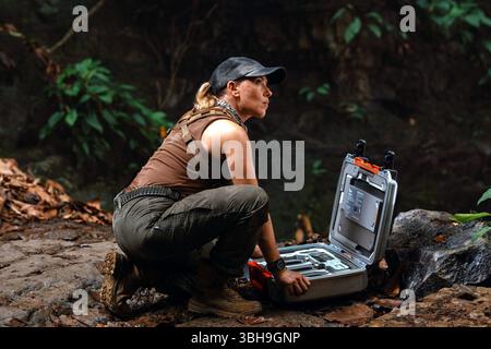 Jurassic World Rebirth è un film di fantascienza statunitense diretto da Gareth Edwards e scritto da David Koepp. È un sequel autonomo di Jurassic World Dominion (2022), il quarto film di Jurassic World e il settimo capitolo complessivo della serie Jurassic Park. Foto Stock