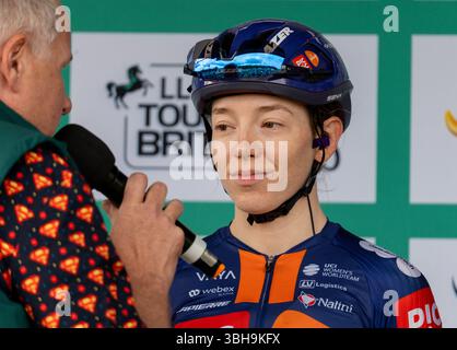 Glasgow, Scozia, Regno Unito. 8 giugno 2025. Lorena Wiebes vince la tappa finale del Woman's Tour of Britain. Nella GC Ally Wollaston di FDJ Suez si posiziona al primo posto con Cat Ferguson di Movistar al secondo posto e Karlijn Swinkels degli Emirati Arabi Uniti al terzo. Crediti: Richard Gass/Alamy Live News Foto Stock