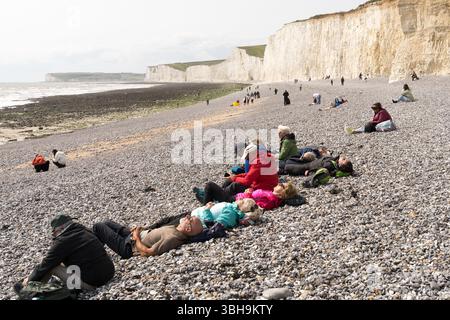 South Downs National Park, Regno Unito – 8 giugno 2025: Meteo Regno Unito. Dopo un avvertimento meteorologico giallo per temporali e forti precipitazioni di ieri, oggi porta un cambiamento drammatico, poiché i cieli limpidi e il clima estivo soleggiato attirano folle sulla spiaggia. I visitatori potranno prendere il sole, godersi le onde e l'aria fresca del mare e fare escursioni attraverso i sentieri panoramici del South Downs National Park. Credito: Xiu Bao/Alamy Live News. Foto Stock