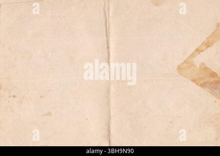 Grana di carta vecchia marrone. Sfondo del foglio di carta pergamena piegato con spazio per il testo. Trama di carta vintage usurata Foto Stock
