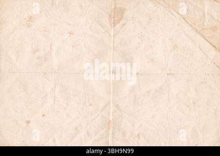 Sfondo sfogliato della trama della carta vecchia. Foglio di carta vintage in pergamena piegata marrone con spazio per il testo Foto Stock