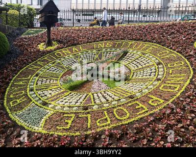 L'Orologio floreale nei Princes Street Gardens che celebra i 200 anni di Braille, Edimburgo, Scozia Foto Stock